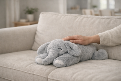 Enfant serrant la peluche lestée NOELYO contre lui